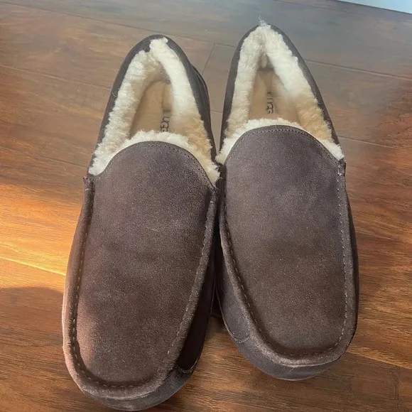 Men’s Ascot UGG leather slippers- Size 17 Dark brown NWOT