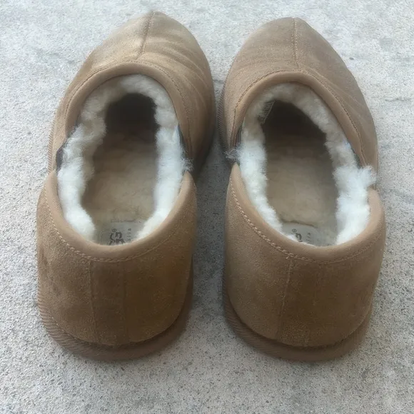 UGG Men's Scuff Romeo ll Tan Wool Lined Loafer Slippers Size 10