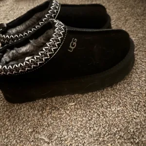 Ugh (ish)Tasman platform Slippers BlackYouth size 4